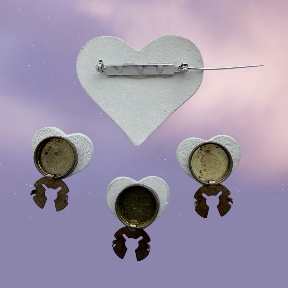 Floral Heart Handcrafted Victorian Ceramic Brooch and Button Covers, 4-Piece Set - Picture 4 of 4